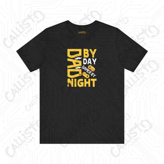 Men’s ’Dad by Day Gamer by Night’ Graphic Shirt: Fun and Stylish Tee for Gaming Dads - Perfect Gift Idea - Black