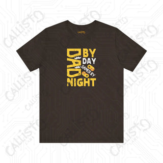 Men’s ’Dad by Day Gamer by Night’ Graphic Shirt: Fun and Stylish Tee for Gaming Dads - Perfect Gift Idea - Brown