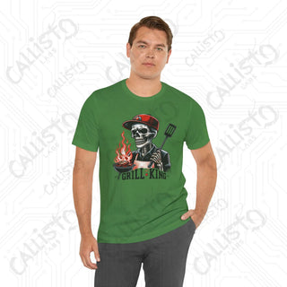 Men’s Funny ’Grill King’ Horror Skeleton Dad Graphic Shirt: Humorous BBQ Apparel for Grill Masters and Dads - T-Shirt