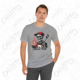 Men’s Funny ’Grill King’ Horror Skeleton Dad Graphic Shirt: Humorous BBQ Apparel for Grill Masters and Dads - T-Shirt