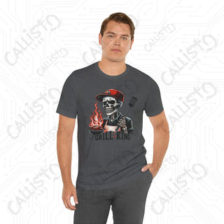 Men’s Funny ’Grill King’ Horror Skeleton Dad Graphic Shirt: Humorous BBQ Apparel for Grill Masters and Dads - T-Shirt