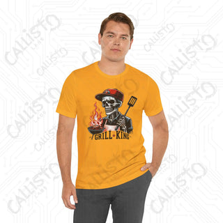 Men’s Funny ’Grill King’ Horror Skeleton Dad Graphic Shirt: Humorous BBQ Apparel for Grill Masters and Dads - T-Shirt